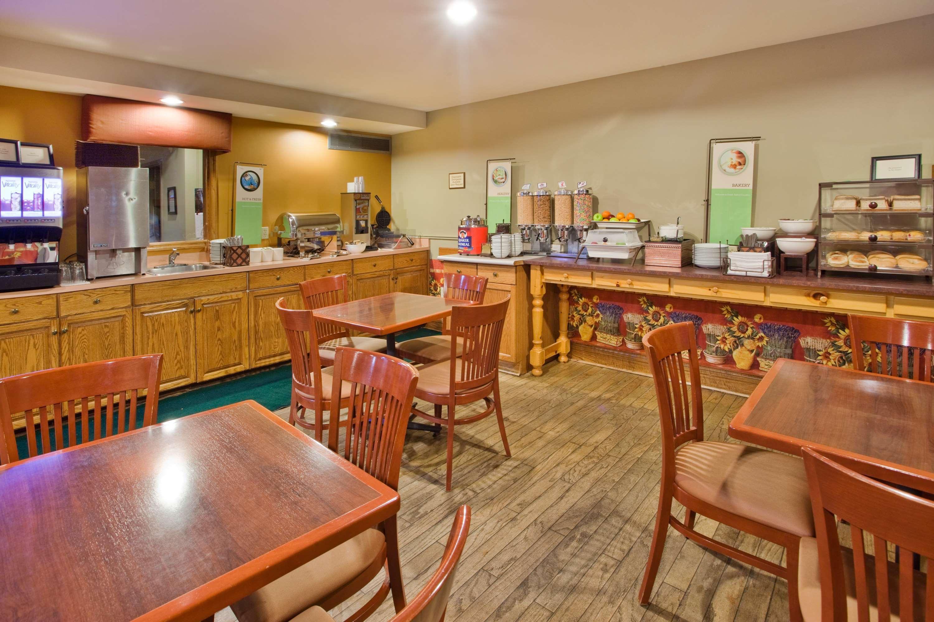 Travelodge Suites By Wyndham Regina - Eastgate Bay エクステリア 写真