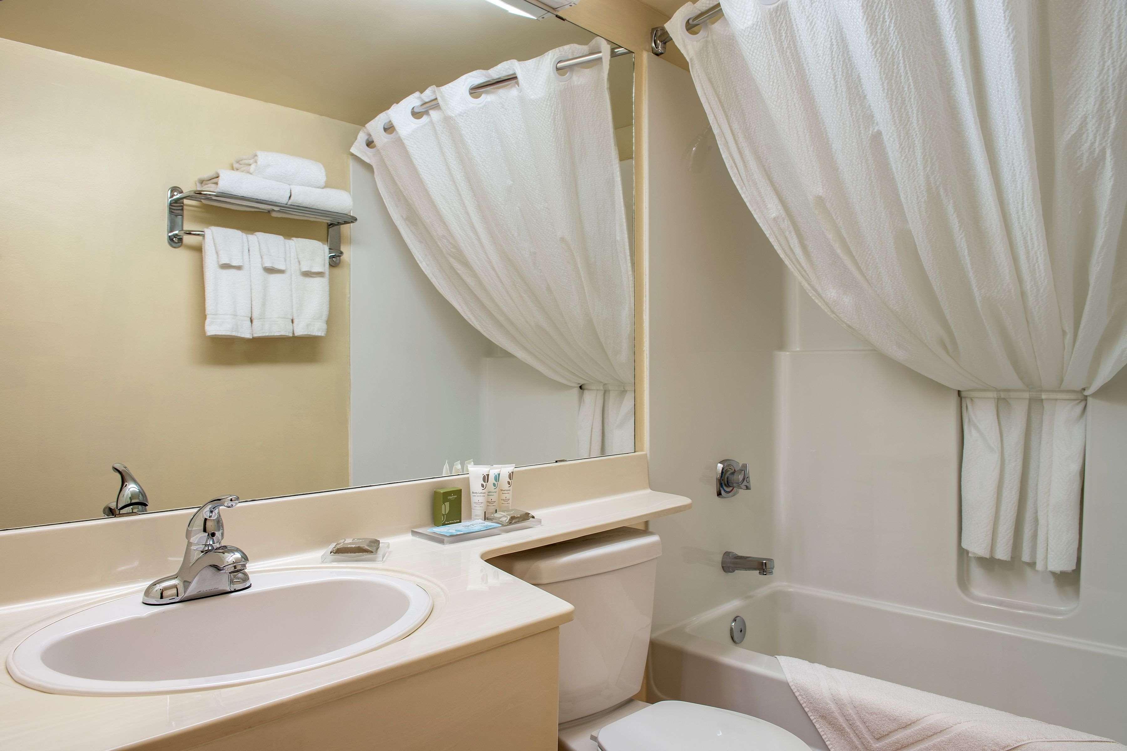 Travelodge Suites By Wyndham Regina - Eastgate Bay エクステリア 写真